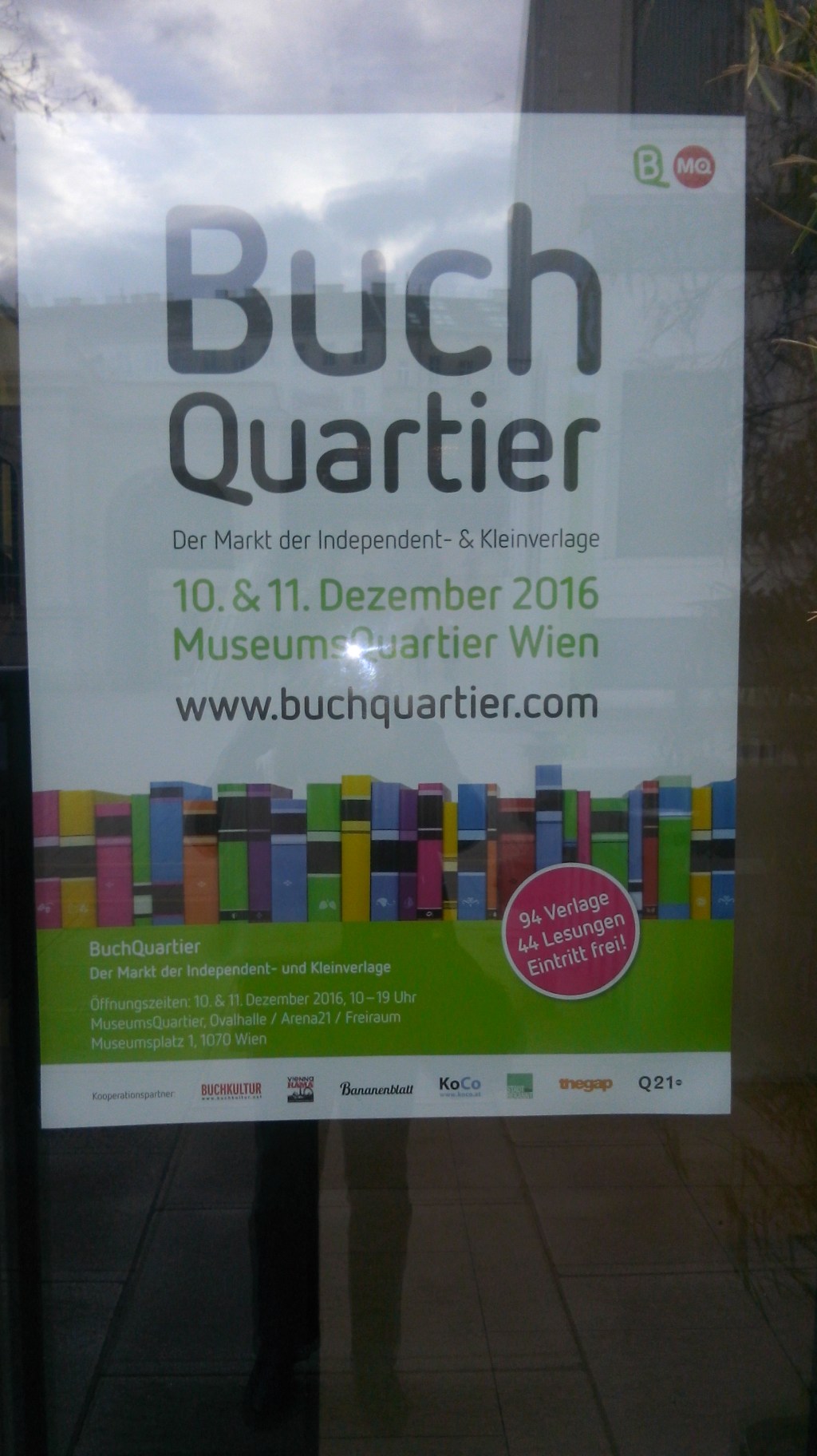 Plakat am Eingang zum Buchquartier