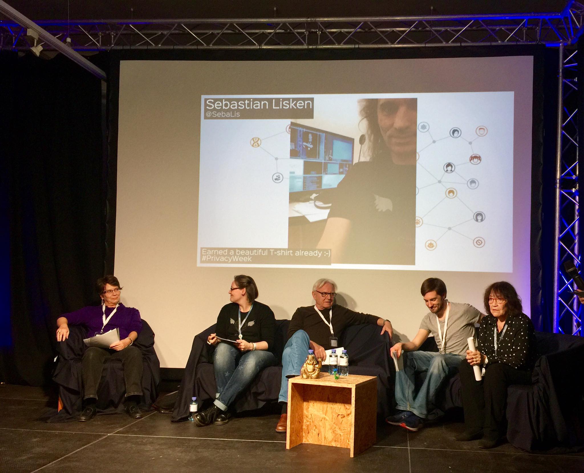 Autoren der Lesung sitzen auf einem Sofa auf der Bühen