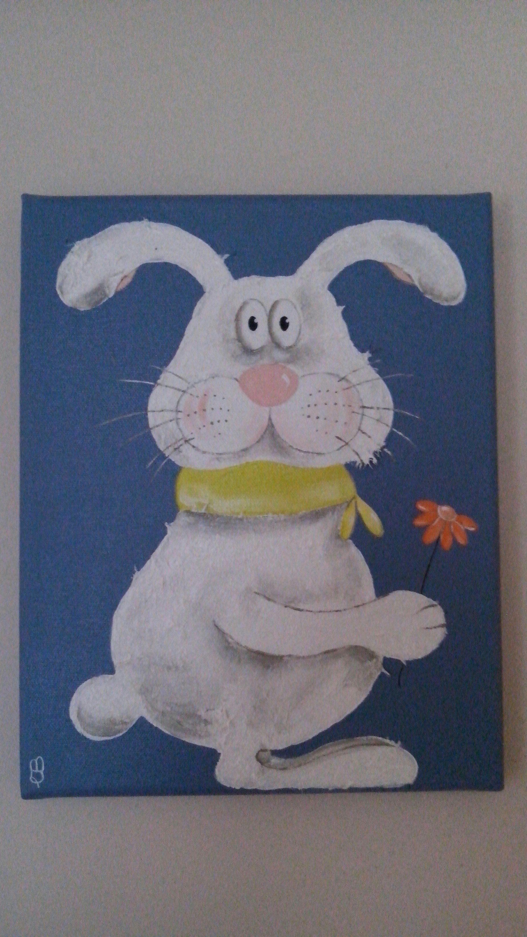 Ein Bild von einem weißen Comic-Hasen mit Blume vor einem blauen Hintergrund